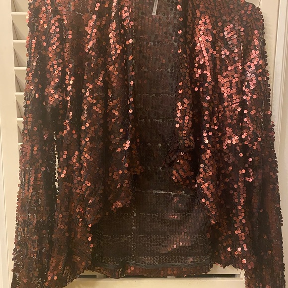 beautiful - covered with sequins flutter front top - Picture 1 of 4